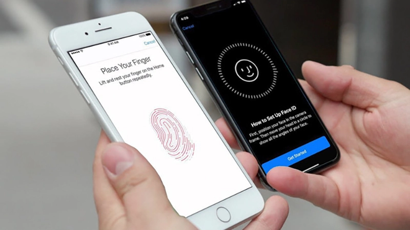 Một chiếc smartphone hiển thị màn hình khóa với biểu tượng vân tay và Face ID song song.